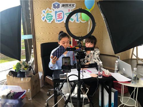 奉贤区旅游咨询服务中心启用 新版奉贤区文旅手绘地图亮相