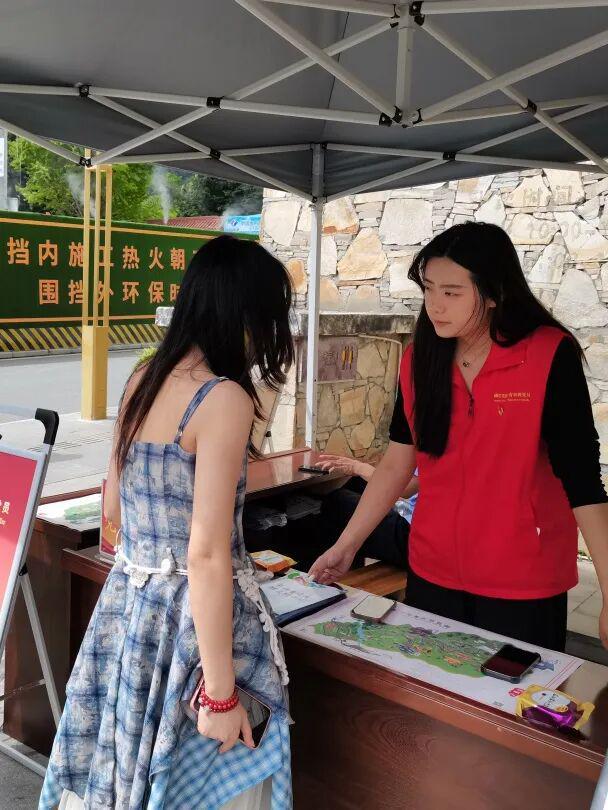 【康巴党旗红·有事找党员】让党旗高高飘扬在服务群众一线 旅游咨询服务