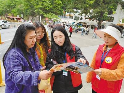 五一假期志愿者服务暖人心，佛坪熊猫谷景区秩序井然